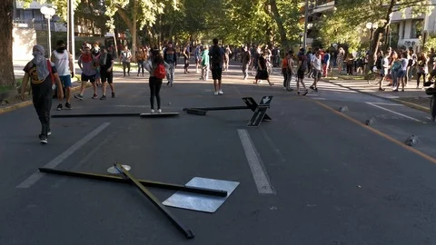 Protesters preparing barricades during latest Chile riots at Santiago Vidéo 119765704