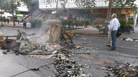 Protesters preparing barricades during latest Chile riots at Santiago Vidéo 119801310