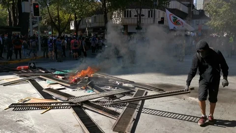Protesters preparing barricades during latest Chile riots at Santiago Vídeos de archivo 119823366