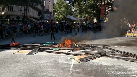Protesters preparing barricades during latest Chile riots at Santiago Vídeos de archivo 119827645