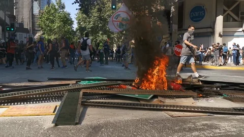 Protesters preparing barricades during latest Chile riots at Santiago Vídeos de archivo 119830650