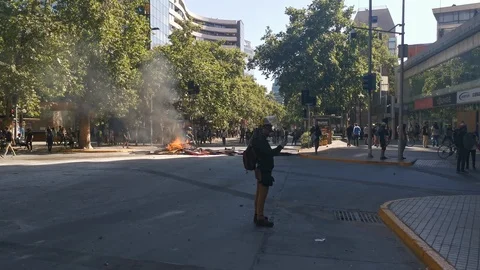Protesters preparing barricades during latest Chile riots at Santiago Vídeos de archivo 119854692