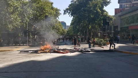 Protesters preparing barricades during latest Chile riots at Santiago Video stock 119856563