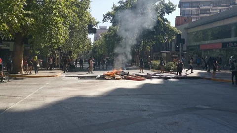 Protesters preparing barricades during latest Chile riots at Santiago Vídeos de archivo 119860463
