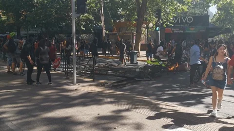 Protesters preparing barricades during latest Chile riots at Santiago Vídeos de archivo 119866684