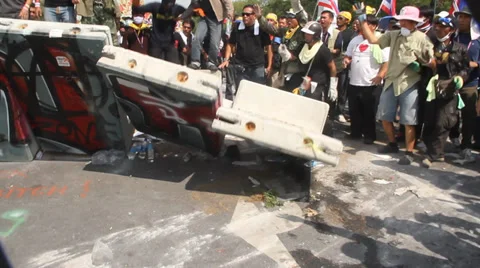 Protesters Pull Down Berlin Wall Видео 33143809