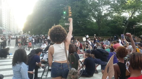 Protesters raise their fists during Black Lives Matter March in NYC 2020 Stock-Footage 132214929