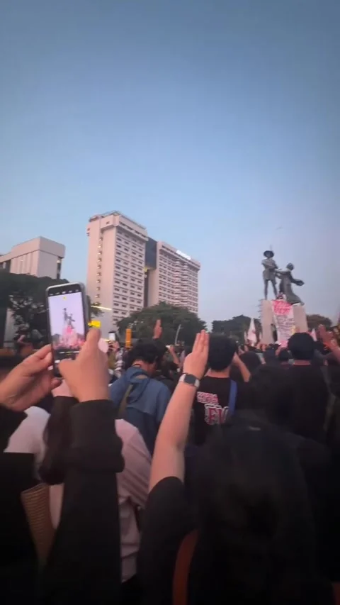 Protesters Raise Three Finger Salute at Tugu Tani Monument Rally Stockbeeldmateriaal 348288763
