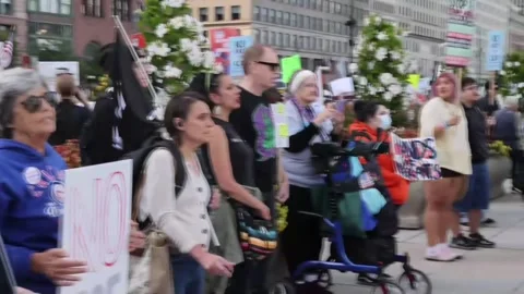 Protesters rally against ICE operations targeting undocumented immigrants in Chi Vídeo Stock 316754893