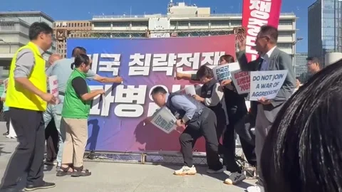 Protesters rally in Seoul against potential Hormuz troop dispatch, Seoul - 15 Se Vídeo Stock 345562911