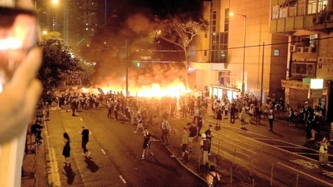 Protesters set fire in Hong Kong Video stock 115088844