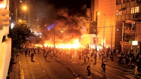 Protesters set fire in Hong Kong Video stock 115088983