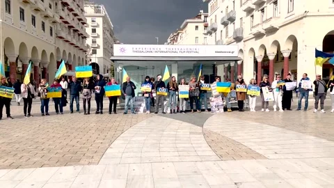 Protesters in the  street for the  war in ukraine Video stock 176498529