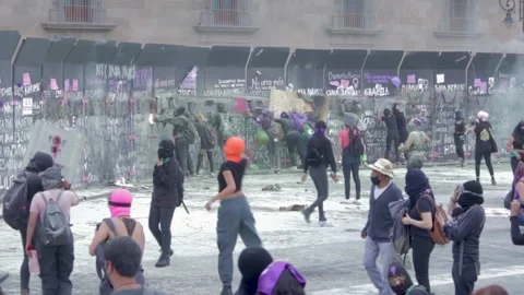 Protesters vandalize Palacio Nacional during march on International women's day Stock Footage 154013951
