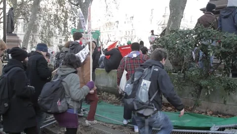 Protesters walk over barriers Видео 3940213