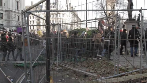Protesters walk through barricade Видео 3940997