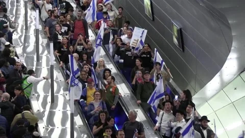 Protesting Israelis descend elevators at Yizhak Navon Railway Station, Jerusalem Video stock 237083543