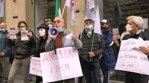 Protesting for restriction of freedoms during Covid-19 state of emergency. Vídeo Stock 142684652