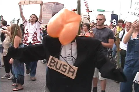 Protestor With George W. Bush Dummy at Anti-Globalization Rally in Austin, Texas 動画素材 35000673