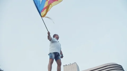 Protestors chant for independence in Placa de Catalunya, Barcelona, Spain 動画素材 118548913