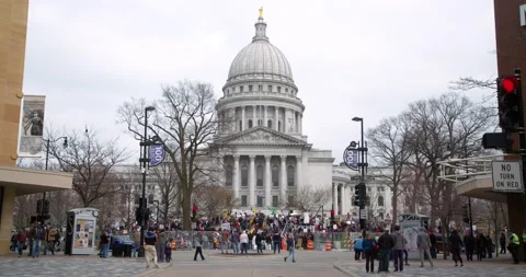 Protestors gather to demand the re-opening of the state during COVID-19 Видео 131313522