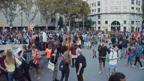 Protestors for independence in Placa de Catalunya, Barcelona, Spain Video stock 118549290