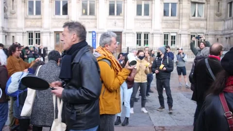 Protests continue in Paris against pension reform, París (es-ES), FR - 24 Apr 20 Stock Footage 239381427