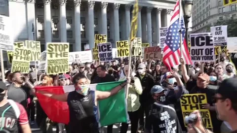 Protests grow outside ICE office in New York over immigration raids, Nueva York, Stock Footage 311031705