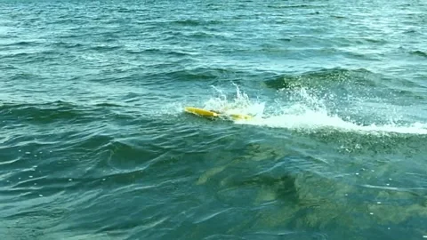 Prototype electric model boat reaching a speed of 100km / h, 62mile / h Video stock 134418421