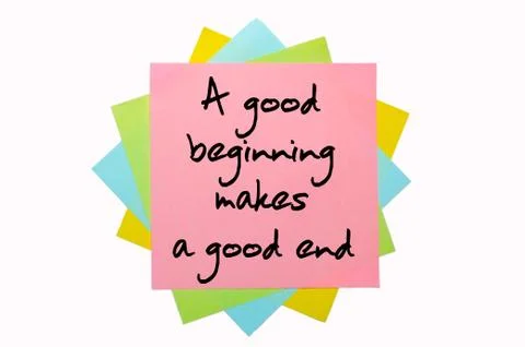 Proverb "a good beginning makes a good end" written on bunch of sticky notes Foto stock