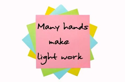 Proverb "many hands make light work" written on bunch of sticky notes Illustrazione stock