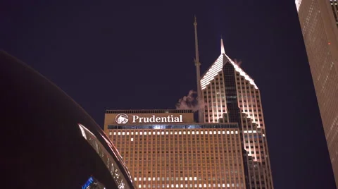 Prudential Building in downtown Chicago seen from Millennium Park 4k 스톡 동영상 59520223