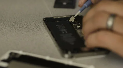 Prying out an old battery on a phone Vidéo 55422853