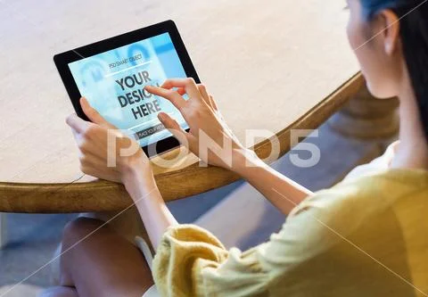 PSD template of businesswoman using digital tablet in office Modello PSD