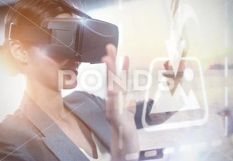 PSD template of businesswoman using an oculus virtual reality headset in office Modello PSD