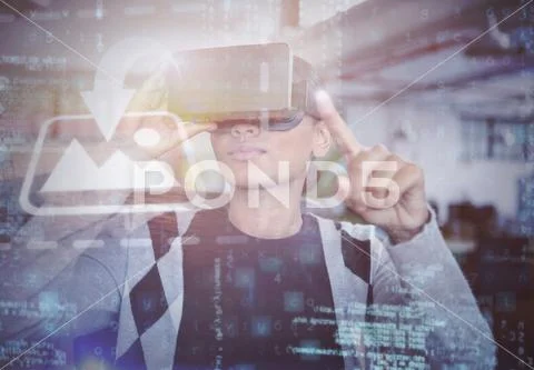 PSD template of businesswoman using virtual reality headset in office Modello PSD