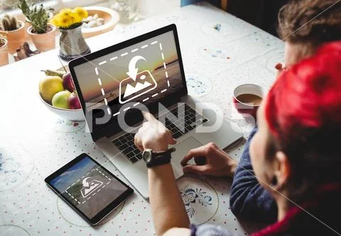 PSD template of couple using together laptop at dining table in home PSD 템플릿