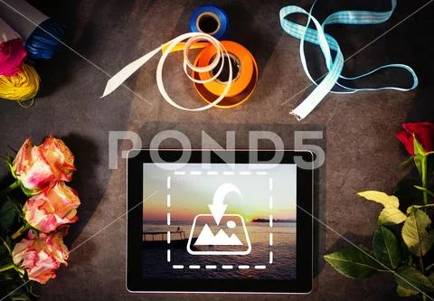 PSD template of digital tablet and florist supplies on the table Modello PSD