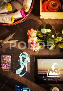 PSD template of digital tablet and florist supplies on the table Modello PSD