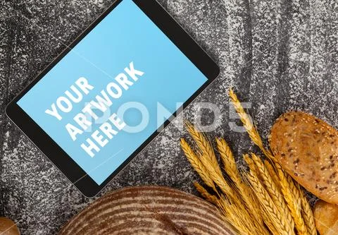 PSD template digital tablet with bread and flour on black background PSD-Vorlage