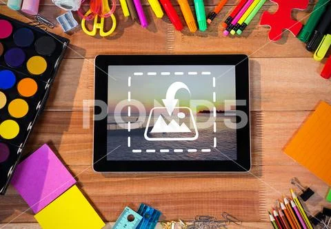 PSD template of digital tablet with various stationery on a wooden table Modello PSD