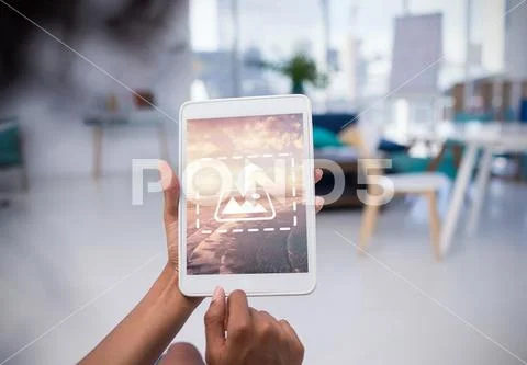 PSD template of female executive using digital tablet in office Modello PSD