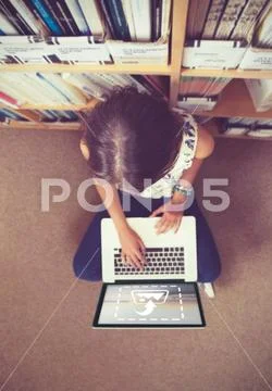 PSD template of female student using laptop on the library floor Modello PSD