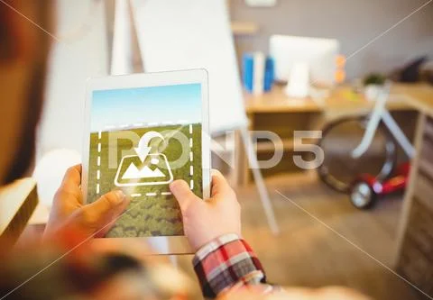 PSD template of graphic designer using digital tablet at office PSD 템플릿