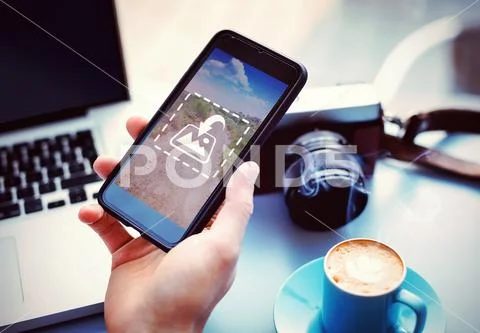 PSD template of hand of male executive holding mobile phone in cafeteria PSD-Vorlage