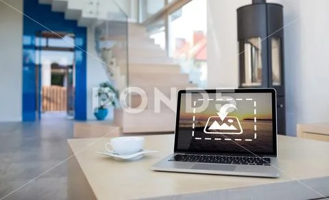 PSD template of laptop and coffee cup on table in living room at home PSD 템플릿