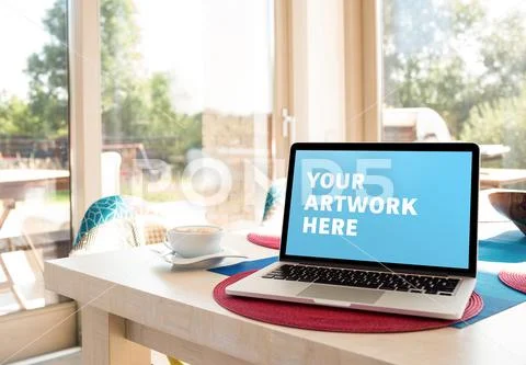 PSD template of laptop and coffee cup on table in living room at home PSD 템플릿