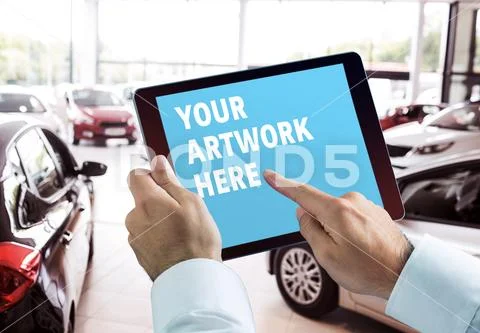 PSD template of man using digital tablet on at car show room PSD 템플릿