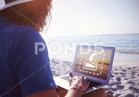 PSD template of man using laptop on the beach on a sunny day PSD 템플릿
