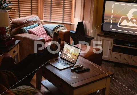 PSD template of man watching tv at home. Modello PSD